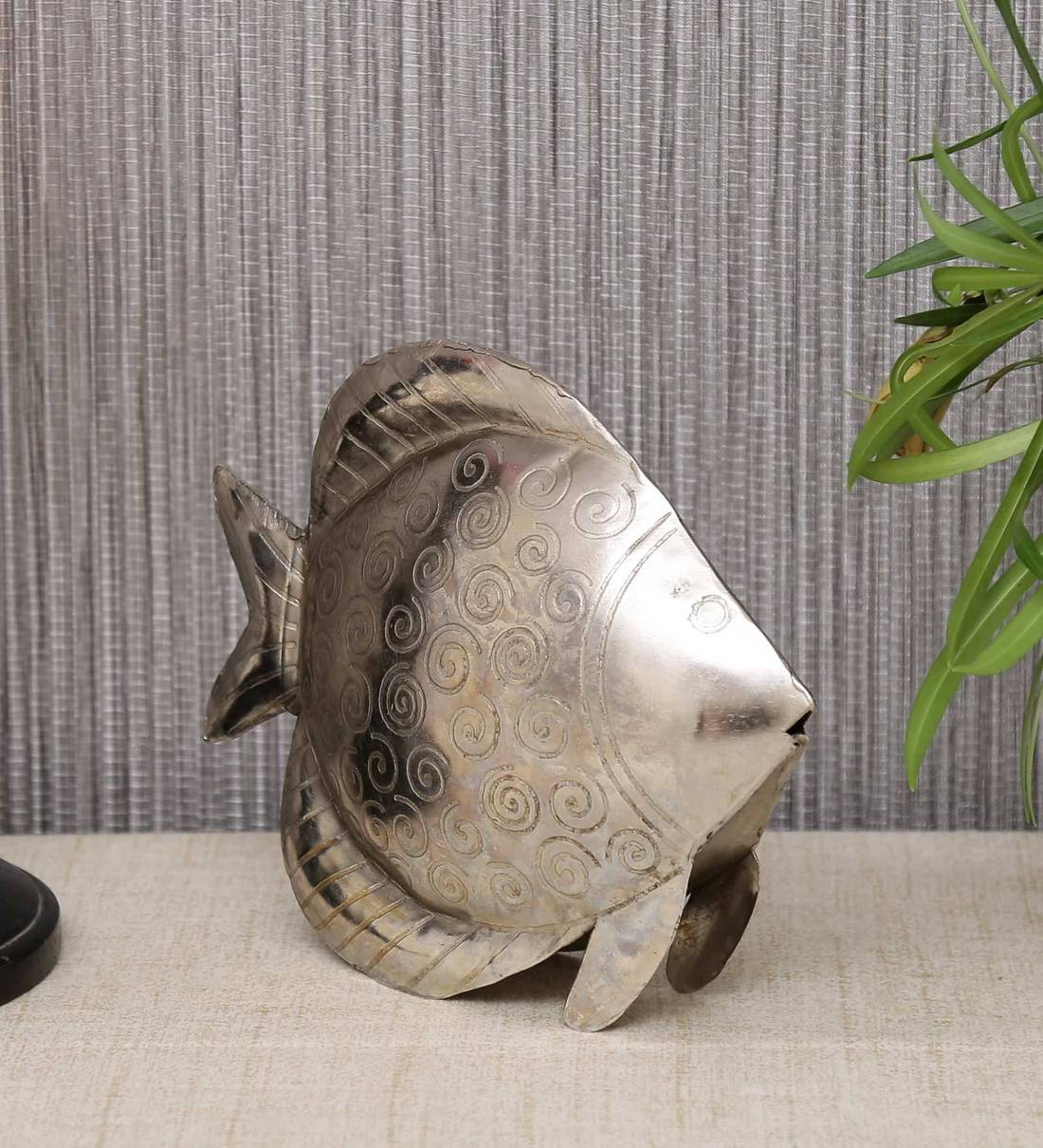 IRON FISH Figurine table decor